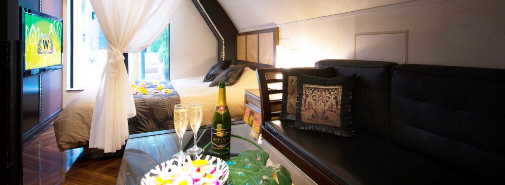 A room at Hotel W-Bagus with champagne and two glasses on the table.