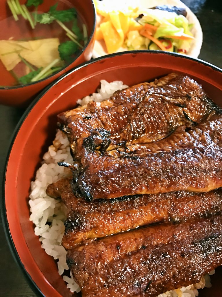 Grilled Eel topped on rice. 