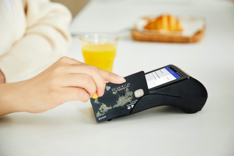 A women swiping her credit card and making payment. How To Successfully Apply For A Credit Card in Japan.